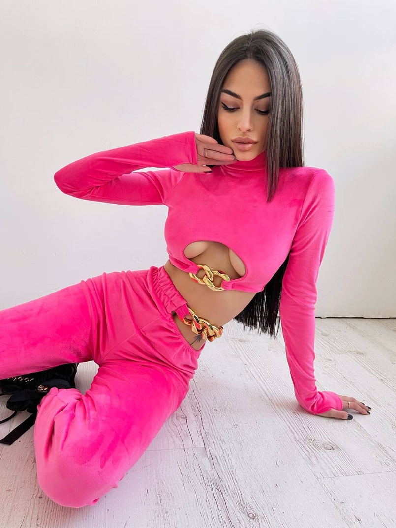 Велюровий костюм з ланцюжками: топ + джоггери Велюровий костюм з ланцюжками: топ + джоггери | PUSHKA SHOP