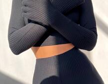 Комплект: штани кльош + топ з рукавичками та прорізами для рук Комплект: штани кльош + топ з рукавичками та прорізами для рук | PUSHKA SHOP