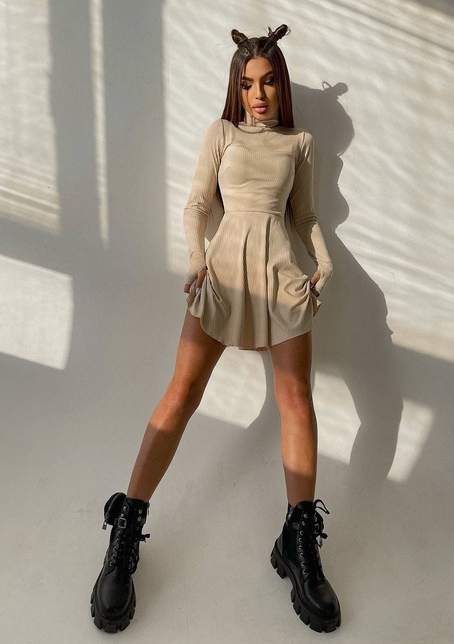 Приталенное трикотажное платье с высоким горлом | PUSHKA SHOP