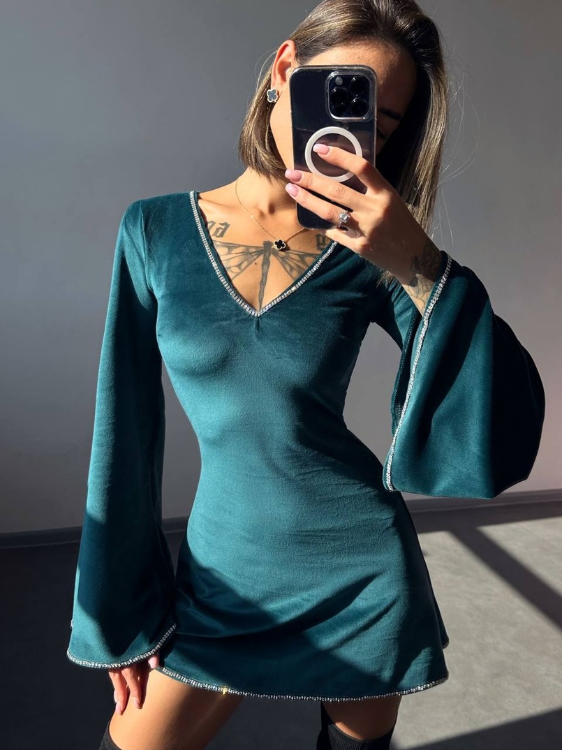 Оксамитова сукня,  декорована стразами з розкльошоними рукавами  Оксамитова сукня,  декорована стразами з розкльошоними рукавами  | PUSHKA SHOP