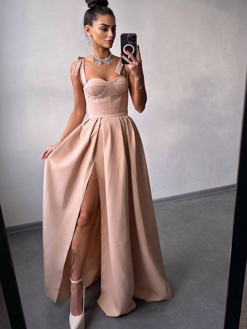 Сукня максі із чашечками та корсетним верхом Сукня максі із чашечками та корсетним верхом | PUSHKA SHOP