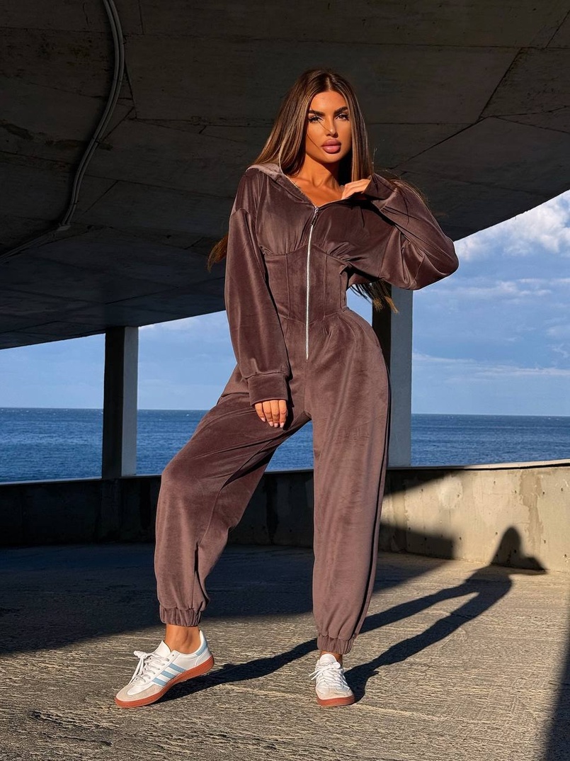 Велюровий комбінезон з елементами корсету Велюровий комбінезон з елементами корсету | PUSHKA SHOP