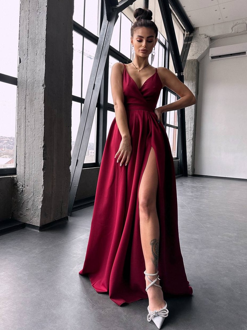 Сукня максі на тонких бретелях з розрізом на спідниці  | PUSHKA SHOP