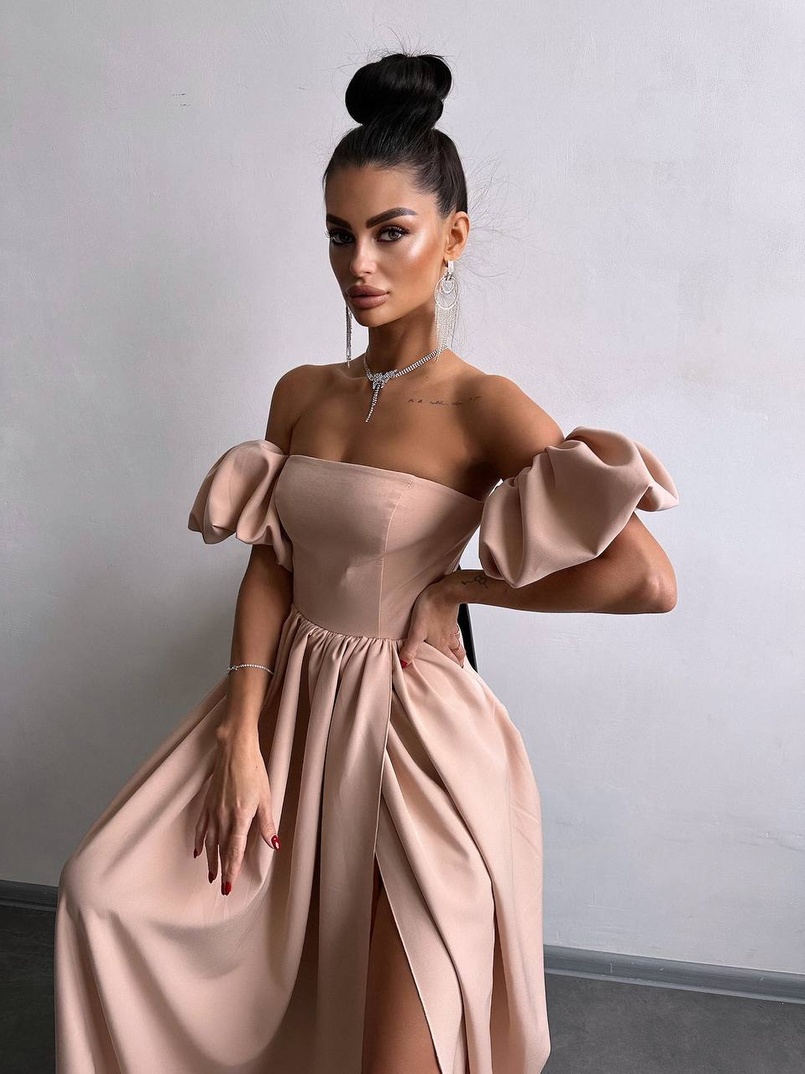 Сукня максі  з розрізом на спідниці та об’ємними рукавами  Сукня максі  з розрізом на спідниці та об’ємними рукавами  | PUSHKA SHOP