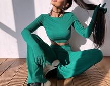 Комплект: штани кльош + топ з рукавичками та прорізами для рук Комплект: штани кльош + топ з рукавичками та прорізами для рук | PUSHKA SHOP