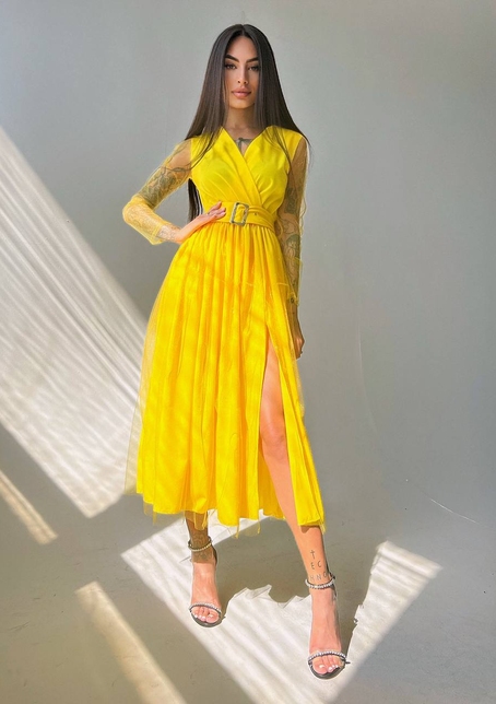 Блискуча сукня-міді із запахом на грудях і розрізом на спідниці з широким поясом  | PUSHKA SHOP