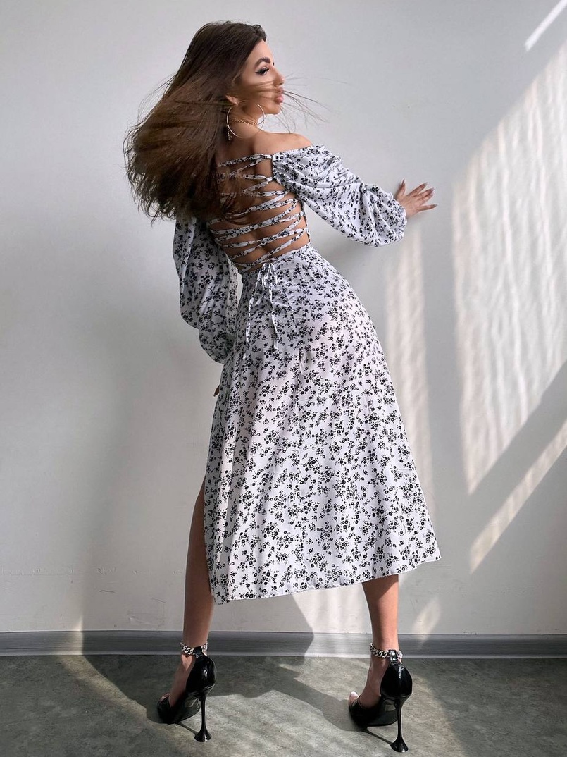 Квіткова сукня-міді зі шнурівкою на спинці та розрізом на ніжці Квіткова сукня-міді зі шнурівкою на спинці та розрізом на ніжці | PUSHKA SHOP