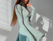 Приталенное трикотажное платье с высоким горлом | PUSHKA SHOP