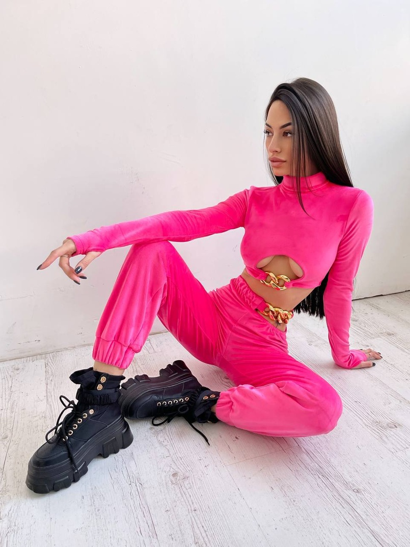 Велюровий костюм з ланцюжками: топ + джоггери Велюровий костюм з ланцюжками: топ + джоггери | PUSHKA SHOP