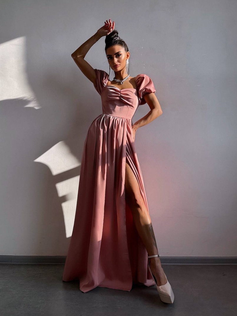 Атласна сукня максі із розрізом на спідниці Атласна сукня максі із розрізом на спідниці | PUSHKA SHOP