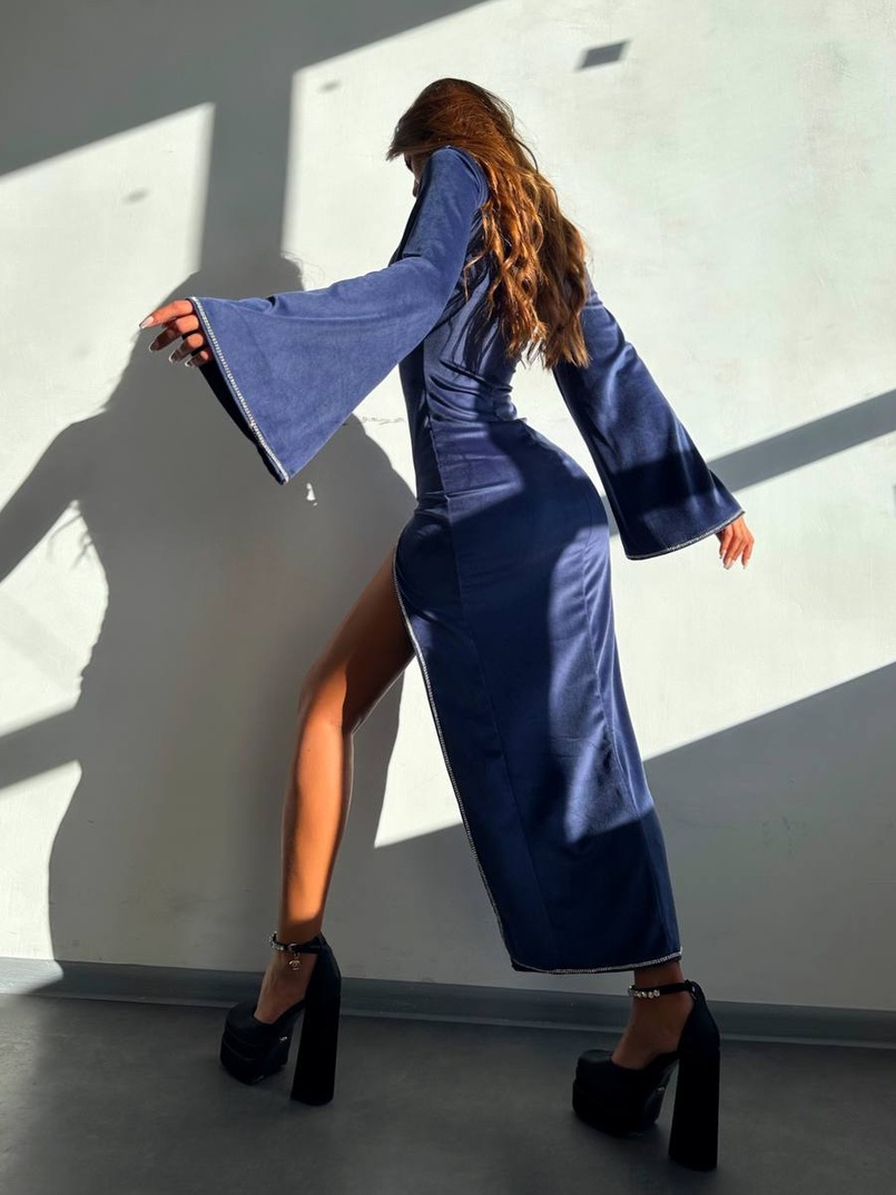 Оксамитова сукня міді з розкльошеними рукавами декорована стразами  Оксамитова сукня міді з розкльошеними рукавами декорована стразами  | PUSHKA SHOP