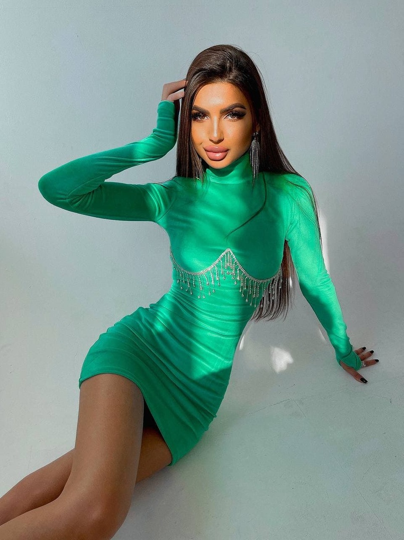 Оксамитова сукня з відкритою спинкою, декорована бахромою зі страз Оксамитова сукня з відкритою спинкою, декорована бахромою зі страз | PUSHKA SHOP