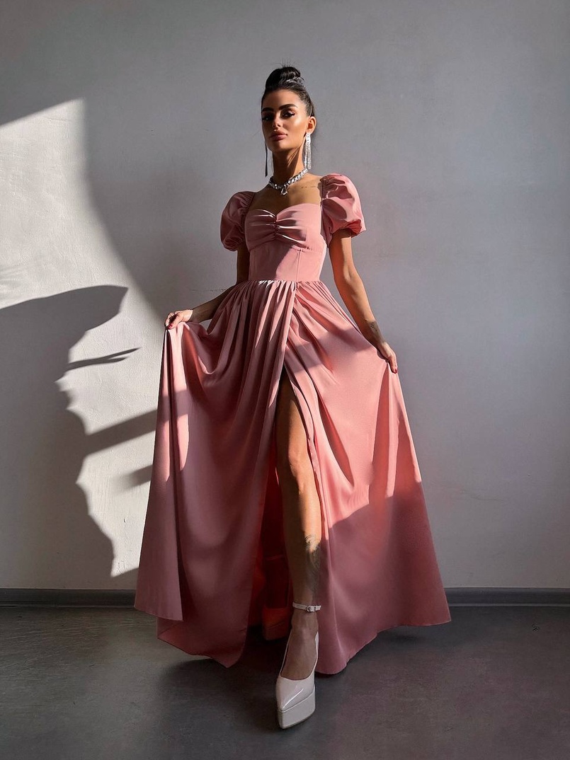 Атласна сукня максі із розрізом на спідниці Атласна сукня максі із розрізом на спідниці | PUSHKA SHOP