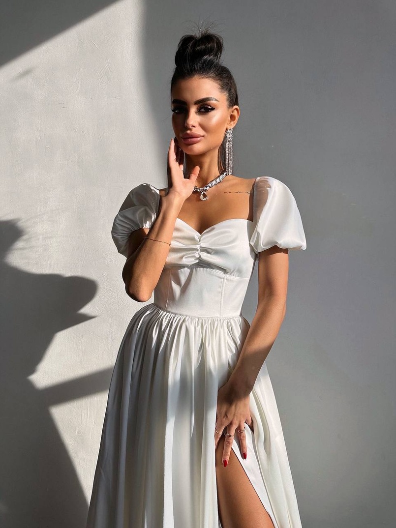 Атласна сукня максі із розрізом на спідниці Атласна сукня максі із розрізом на спідниці | PUSHKA SHOP