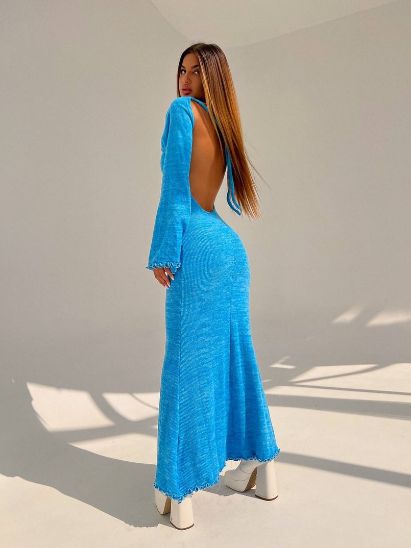 Трикотажна сукня максі з розкльошеними рукавами та відкритою спиною Трикотажна сукня максі з розкльошеними рукавами та відкритою спиною | PUSHKA SHOP