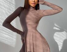 Приталенное трикотажное платье с высоким горлом Приталенное трикотажное платье с высоким горлом | PUSHKA SHOP