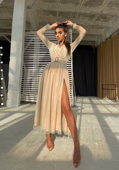 Блискуча сукня-міді із запахом на грудях і розрізом на спідниці з широким поясом Блискуча сукня-міді із запахом на грудях і розрізом на спідниці з широким поясом | PUSHKA SHOP