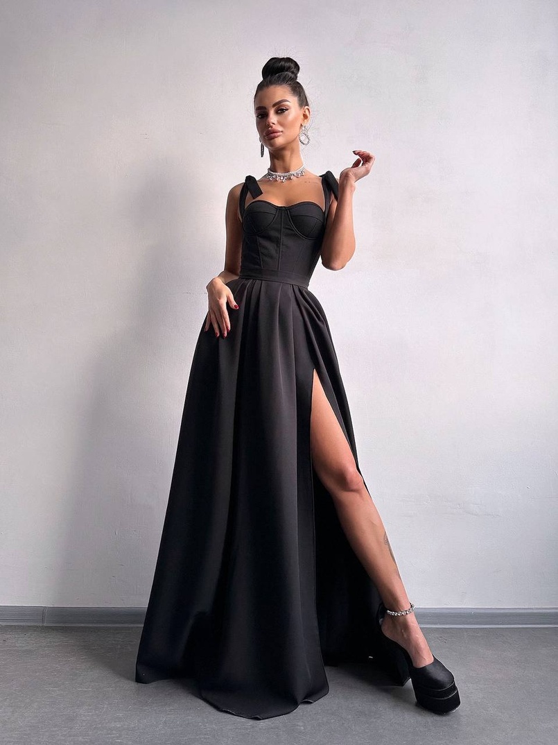 Сукня максі із чашечками та корсетним верхом Сукня максі із чашечками та корсетним верхом | PUSHKA SHOP