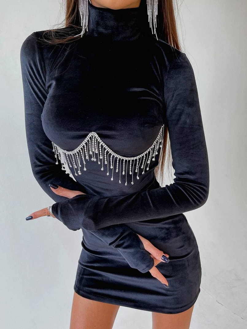 Оксамитова сукня з відкритою спинкою, декорована бахромою зі страз Оксамитова сукня з відкритою спинкою, декорована бахромою зі страз | PUSHKA SHOP