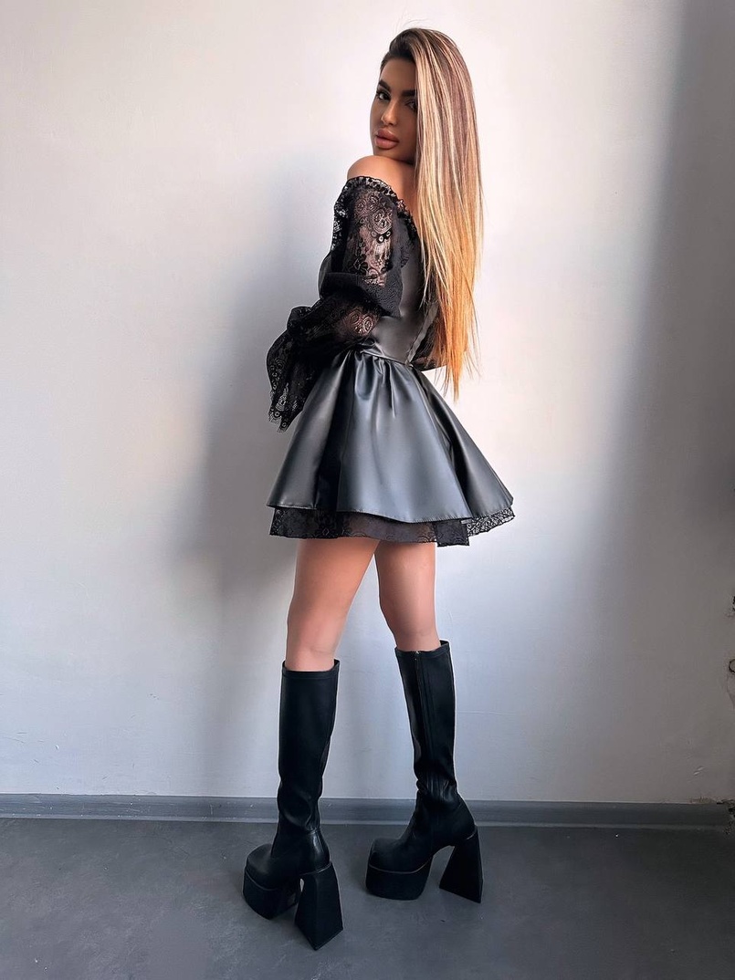 Корсетна сукня з еко-шкіри з мереживними рукавами Корсетна сукня з еко-шкіри з мереживними рукавами | PUSHKA SHOP