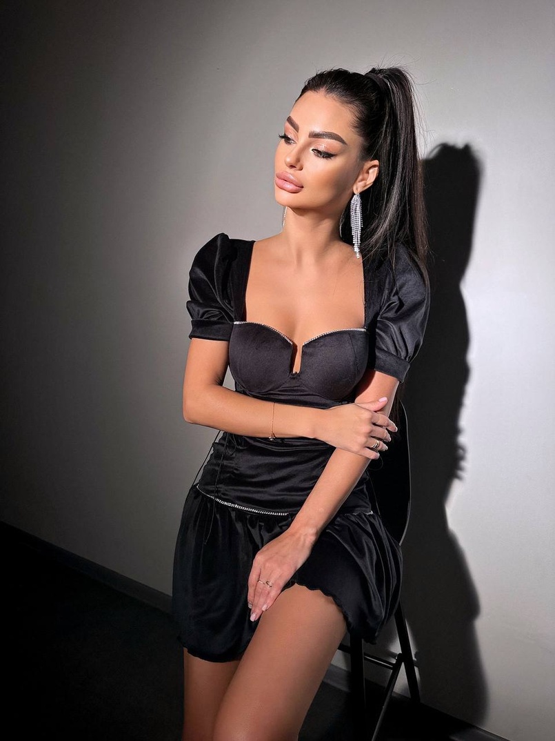 Оксамитова сукня , декорована стразами  зі шнурівкою з боків  Оксамитова сукня , декорована стразами  зі шнурівкою з боків  | PUSHKA SHOP