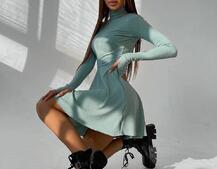 Приталенное трикотажное платье с высоким горлом | PUSHKA SHOP