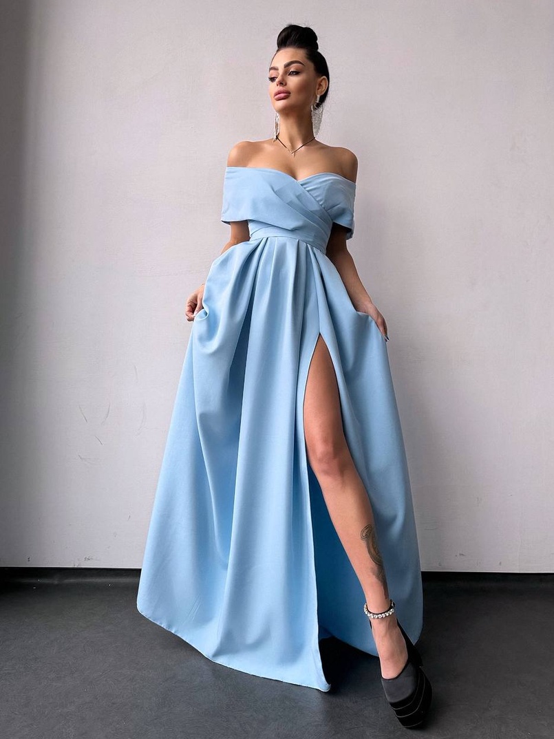 Сукня максі  з відкритими плечима та розрізом на спідниці Сукня максі  з відкритими плечима та розрізом на спідниці | PUSHKA SHOP