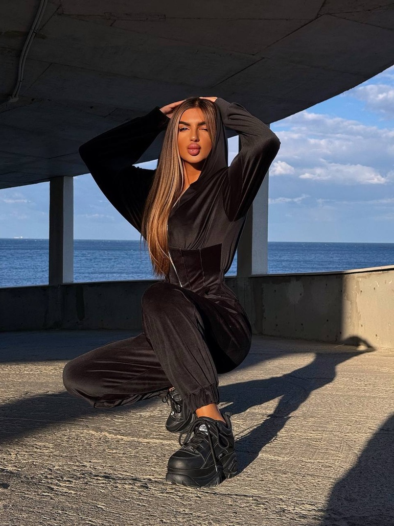 Велюровий комбінезон з елементами корсету Велюровий комбінезон з елементами корсету | PUSHKA SHOP