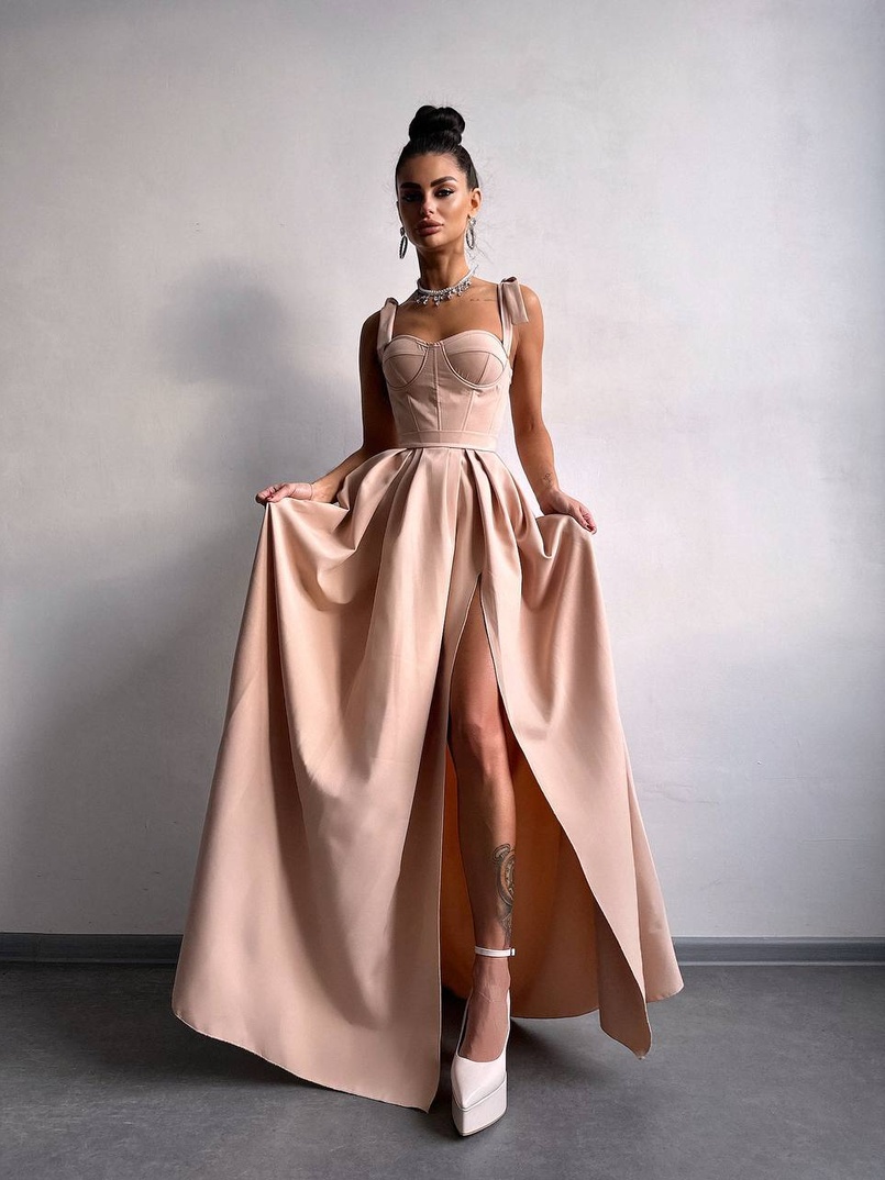 Сукня максі із чашечками та корсетним верхом Сукня максі із чашечками та корсетним верхом | PUSHKA SHOP