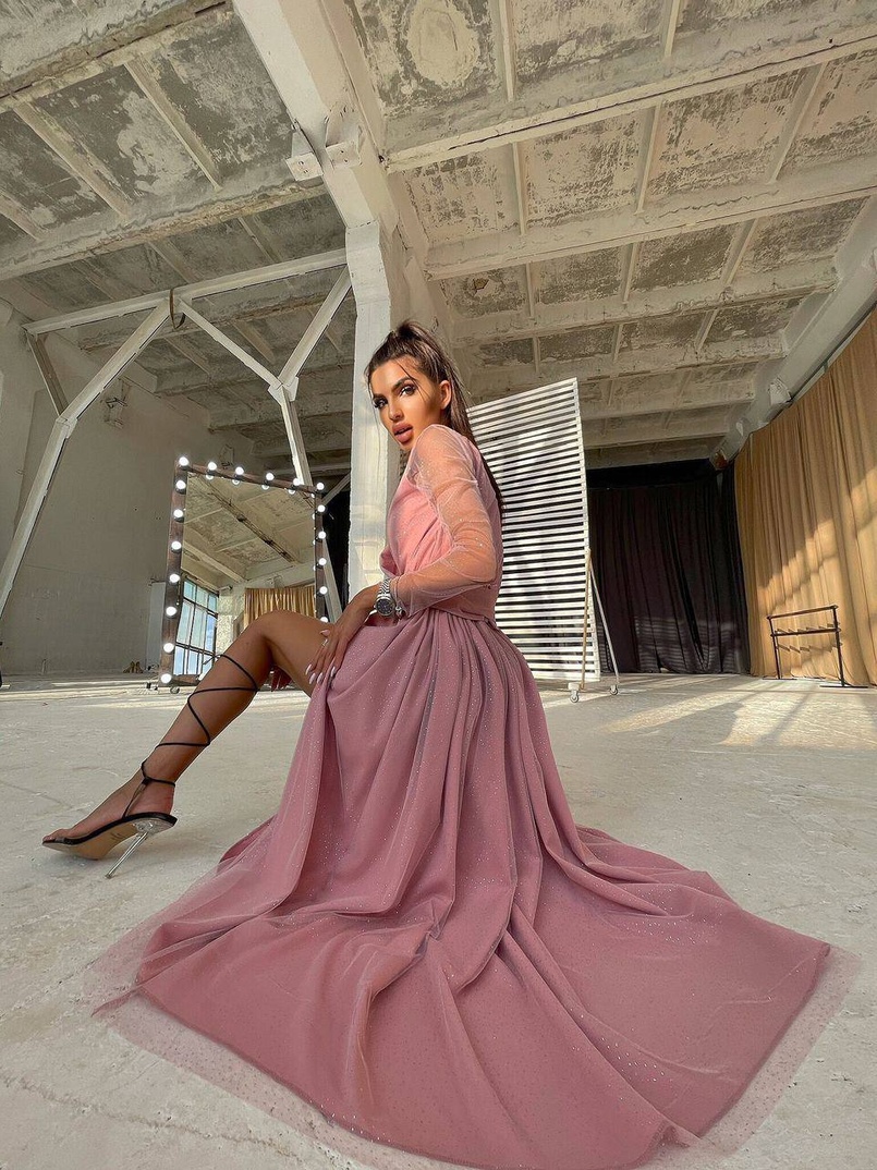 Блискуча сукня-міді із запахом на грудях і розрізом на спідниці з широким поясом  Блискуча сукня-міді із запахом на грудях і розрізом на спідниці з широким поясом  | PUSHKA SHOP