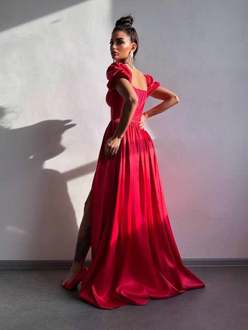 Атласна сукня максі із розрізом на спідниці Атласна сукня максі із розрізом на спідниці | PUSHKA SHOP