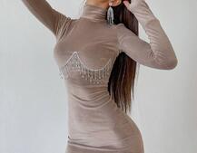 Оксамитова сукня з відкритою спинкою, декорована бахромою зі страз Оксамитова сукня з відкритою спинкою, декорована бахромою зі страз | PUSHKA SHOP