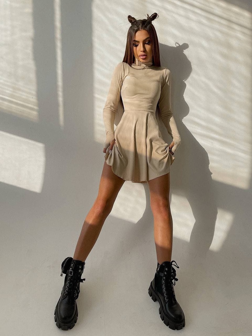 Приталенное трикотажное платье с высоким горлом Приталенное трикотажное платье с высоким горлом | PUSHKA SHOP