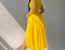 Блискуча сукня-міді із запахом на грудях і розрізом на спідниці з широким поясом  Блискуча сукня-міді із запахом на грудях і розрізом на спідниці з широким поясом  | PUSHKA SHOP