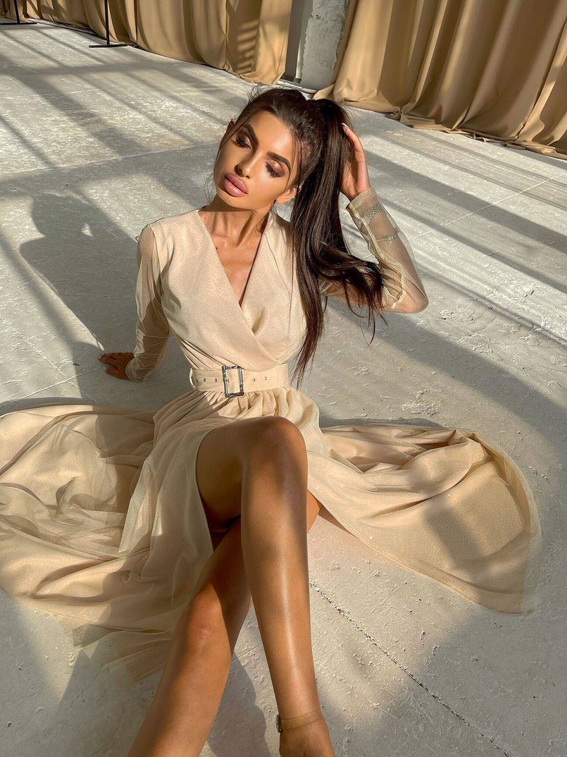 Блискуча сукня-міді із запахом на грудях і розрізом на спідниці з широким поясом  Блискуча сукня-міді із запахом на грудях і розрізом на спідниці з широким поясом  | PUSHKA SHOP