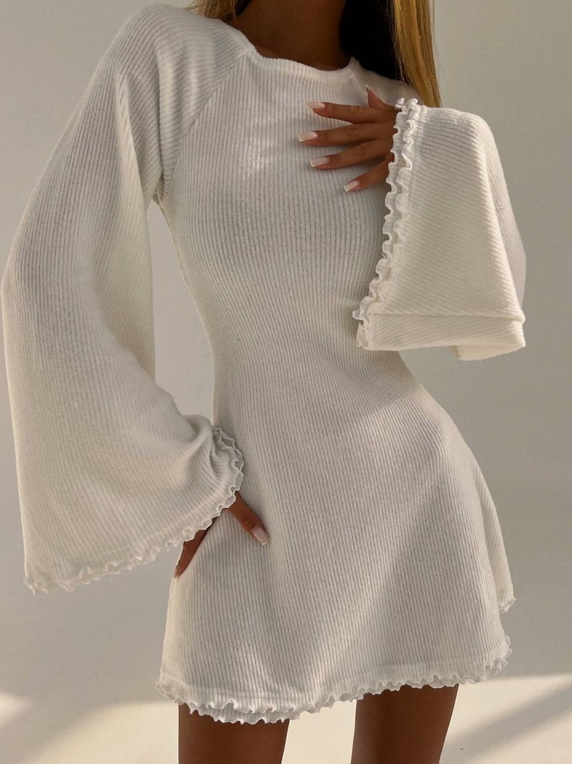 Трикотажна сукня міні з розкльошеними рукавами та відкритою спиною Трикотажна сукня міні з розкльошеними рукавами та відкритою спиною | PUSHKA SHOP
