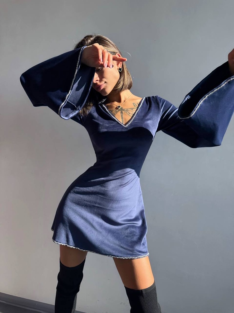 Оксамитова сукня,  декорована стразами з розкльошоними рукавами  Оксамитова сукня,  декорована стразами з розкльошоними рукавами  | PUSHKA SHOP