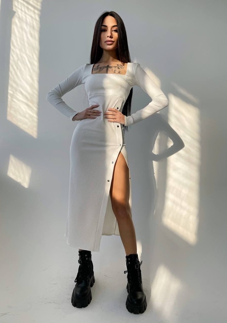 Трикотажное платье на кнопках с вырезом каре   Трикотажное платье на кнопках с вырезом каре   | PUSHKA SHOP