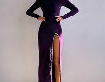 Оксамитова сукня з розрізом, декорована стразами. Оксамитова сукня з розрізом, декорована стразами. | PUSHKA SHOP