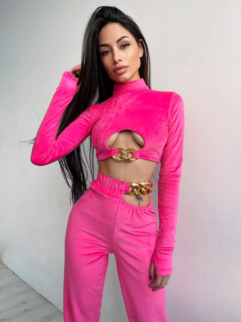 Велюровий костюм з ланцюжками: топ + джоггери Велюровий костюм з ланцюжками: топ + джоггери | PUSHKA SHOP