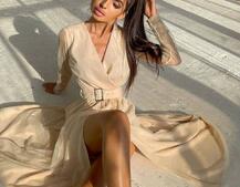 Блискуча сукня-міді із запахом на грудях і розрізом на спідниці з широким поясом  Блискуча сукня-міді із запахом на грудях і розрізом на спідниці з широким поясом  | PUSHKA SHOP