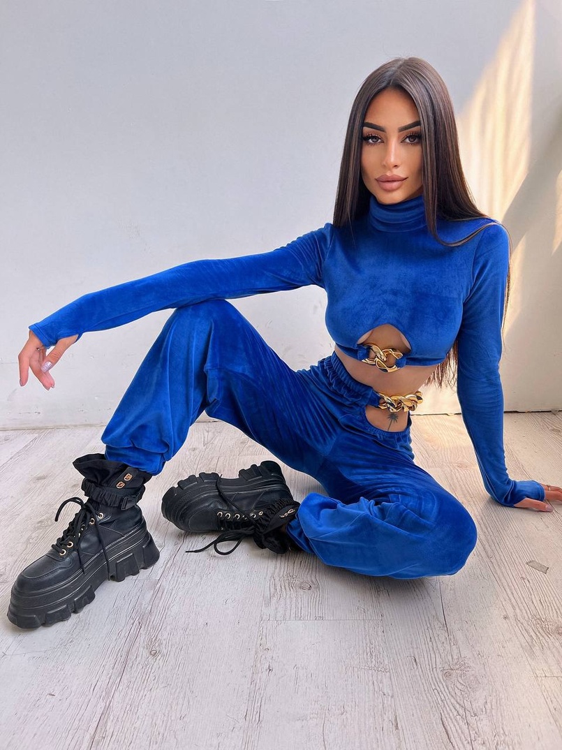 Велюровий костюм з ланцюжками: топ + джоггери Велюровий костюм з ланцюжками: топ + джоггери | PUSHKA SHOP