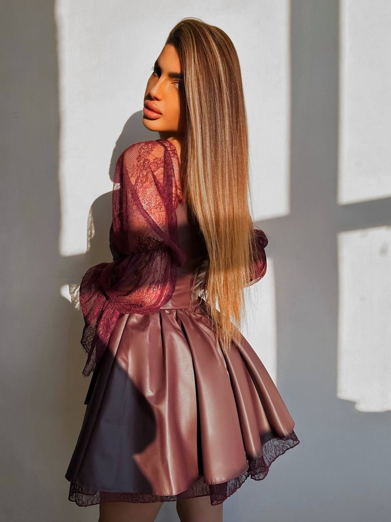 Корсетна сукня з еко-шкіри з мереживними рукавами Корсетна сукня з еко-шкіри з мереживними рукавами | PUSHKA SHOP