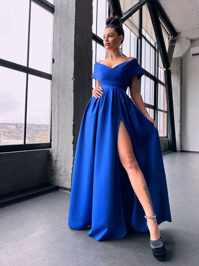 Сукня максі  з відкритими плечима та розрізом на спідниці Сукня максі  з відкритими плечима та розрізом на спідниці | PUSHKA SHOP