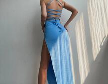 Трикотажное платье со шнуровкой на спинке и вырезом на ножке  | PUSHKA SHOP