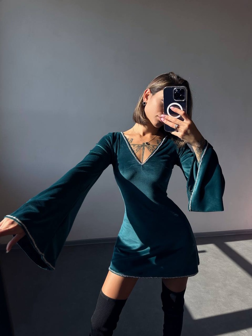 Оксамитова сукня,  декорована стразами з розкльошоними рукавами  Оксамитова сукня,  декорована стразами з розкльошоними рукавами  | PUSHKA SHOP