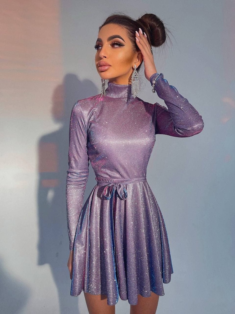 Блискуча сукня з розкльошеною спідницею та високим коміром Блискуча сукня з розкльошеною спідницею та високим коміром | PUSHKA SHOP