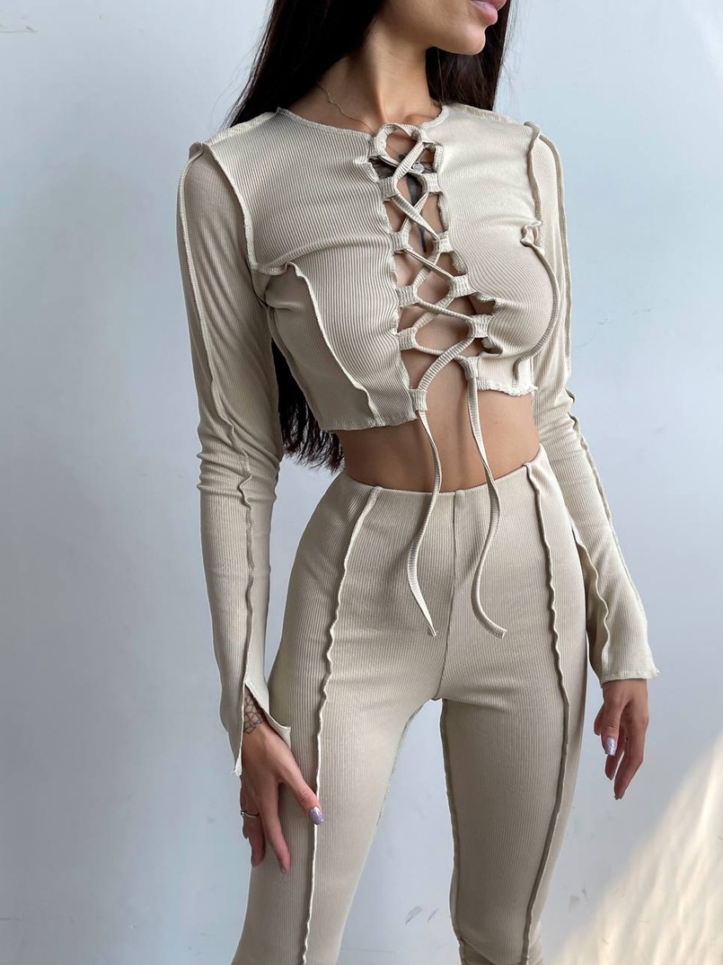 Комплект: топ зі шнурівкою на грудях + легінси Комплект: топ зі шнурівкою на грудях + легінси | PUSHKA SHOP