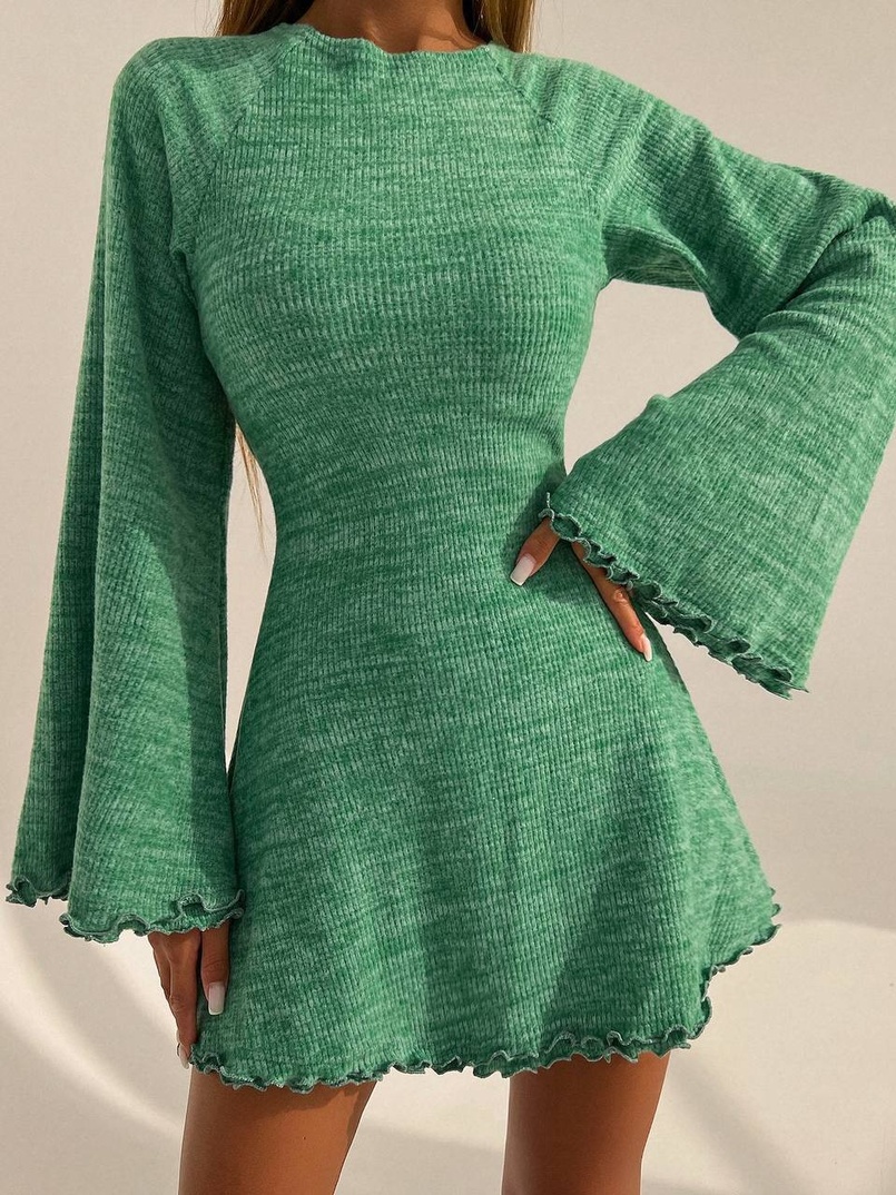 Трикотажна сукня міні з розкльошеними рукавами та відкритою спиною Трикотажна сукня міні з розкльошеними рукавами та відкритою спиною | PUSHKA SHOP