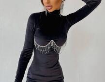 Оксамитова сукня з відкритою спинкою, декорована бахромою зі страз Оксамитова сукня з відкритою спинкою, декорована бахромою зі страз | PUSHKA SHOP